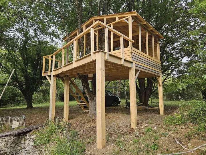 Construction et  aménagement de cabanes dans les arbres.